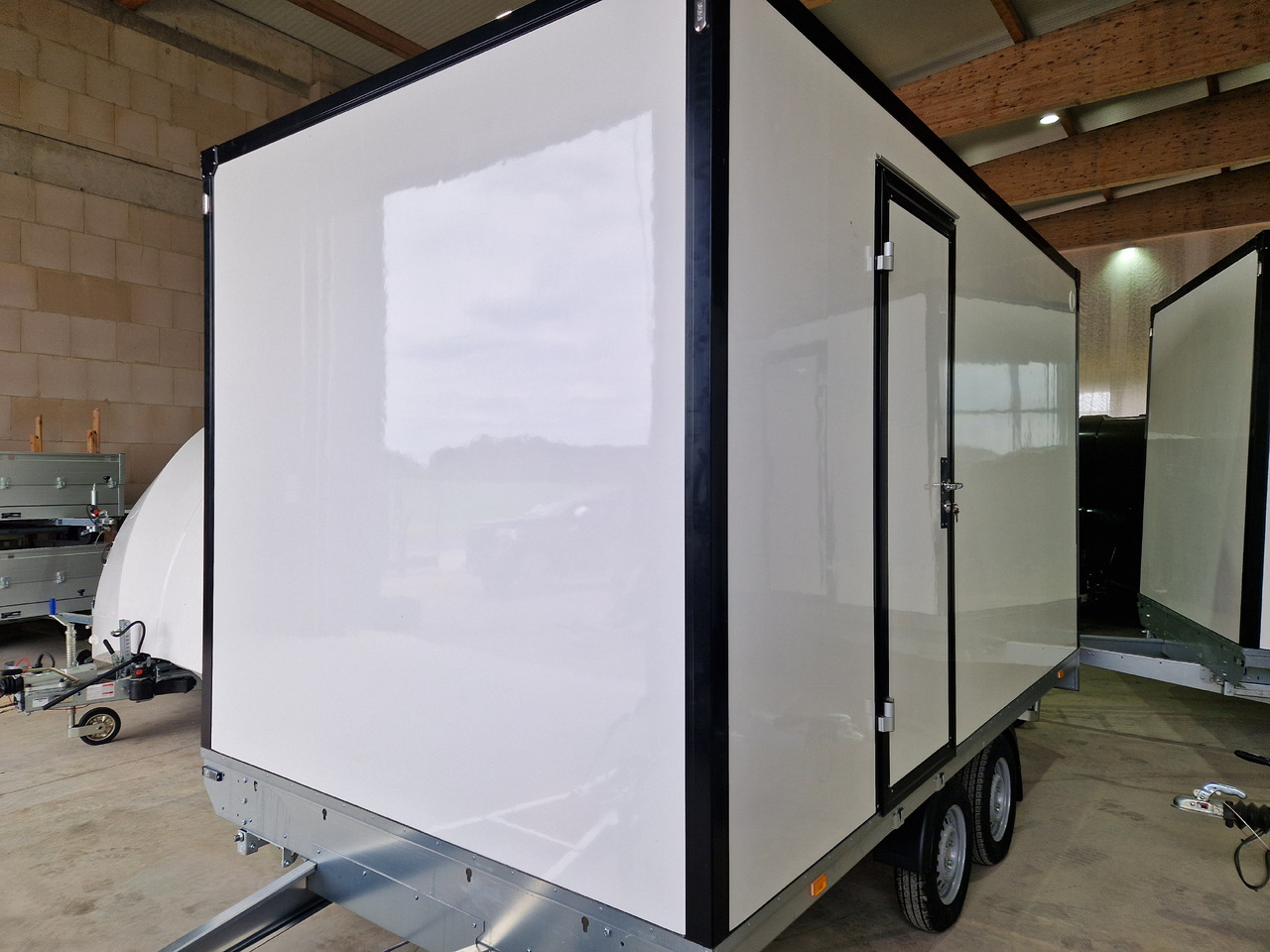Event Trailer Bühne Schowroom 410x220x220cm Treppe Tür LED Beleuchtung 2000kg - مقطورة بيع ( الأغذية): صورة 5 Event Trailer Bühne Schowroom 410x220x220cm Treppe Tür LED Beleuchtung 2000kg - مقطورة بيع ( الأغذية): صورة 5