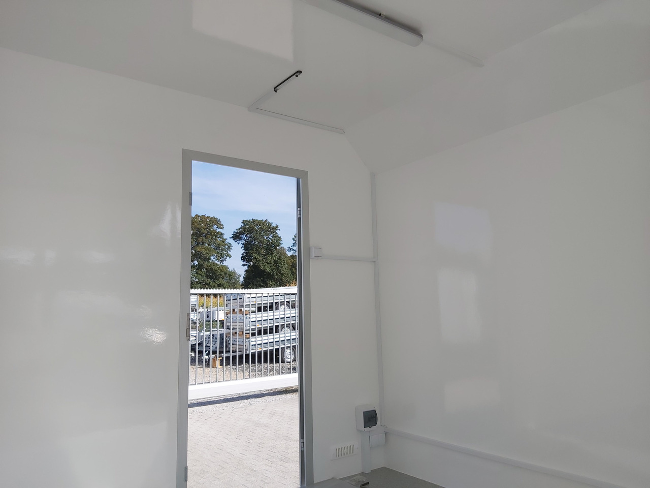 Event Trailer Koffer TWSP M 420T.01 420x220x217cm Seitenklappe Tür 230Volt 100 km/H 2700kg - مقطورة بيع ( الأغذية): صورة 5 Event Trailer Koffer TWSP M 420T.01 420x220x217cm Seitenklappe Tür 230Volt 100 km/H 2700kg - مقطورة بيع ( الأغذية): صورة 5