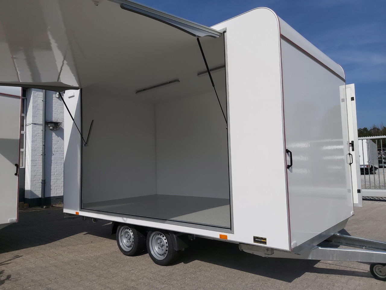 Event Trailer Koffer TWSP M 420T.01 420x220x217cm Seitenklappe Tür 230Volt 100 km/H 2700kg - مقطورة بيع ( الأغذية): صورة 2 Event Trailer Koffer TWSP M 420T.01 420x220x217cm Seitenklappe Tür 230Volt 100 km/H 2700kg - مقطورة بيع ( الأغذية): صورة 2