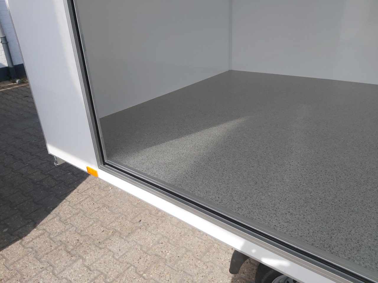 Event Trailer Koffer TWSP M 420T.01 420x220x217cm Seitenklappe Tür 230Volt 100 km/H 2700kg - مقطورة بيع ( الأغذية): صورة 4 Event Trailer Koffer TWSP M 420T.01 420x220x217cm Seitenklappe Tür 230Volt 100 km/H 2700kg - مقطورة بيع ( الأغذية): صورة 4