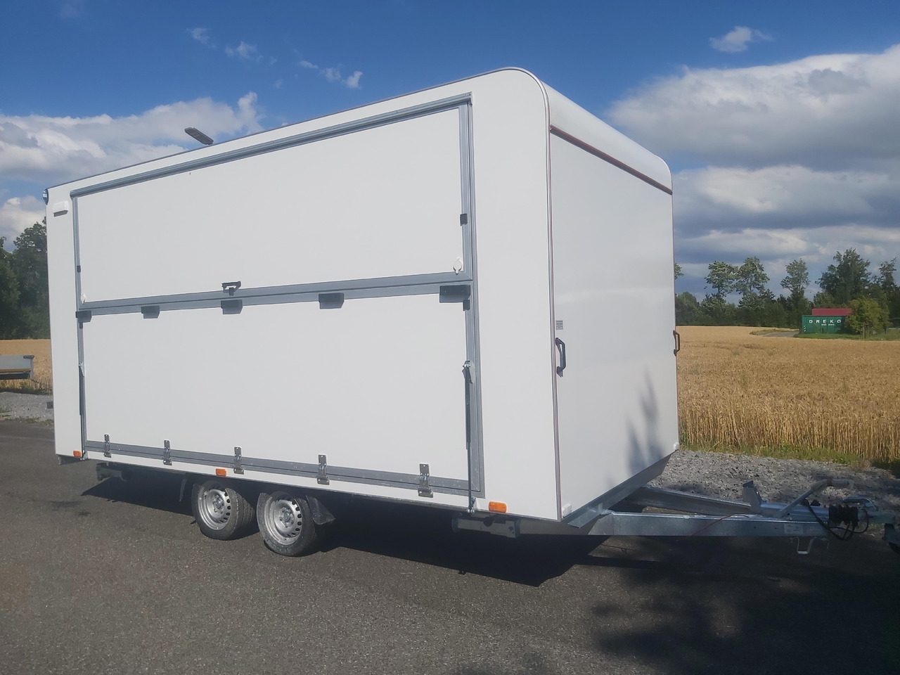 Event Trailer Koffer TWSP M 470T.01 470x220x217cm Seitenklappe IL 2700kg 100km/H - مقطورة بيع ( الأغذية): صورة 1 Event Trailer Koffer TWSP M 470T.01 470x220x217cm Seitenklappe IL 2700kg 100km/H - مقطورة بيع ( الأغذية): صورة 1