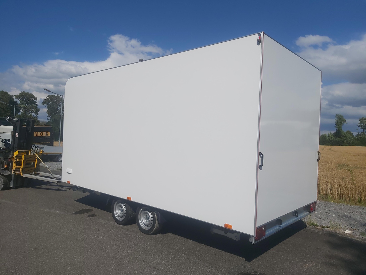 Event Trailer Koffer TWSP M 470T.01 470x220x217cm Seitenklappe IL 2700kg 100km/H - مقطورة بيع ( الأغذية): صورة 2 Event Trailer Koffer TWSP M 470T.01 470x220x217cm Seitenklappe IL 2700kg 100km/H - مقطورة بيع ( الأغذية): صورة 2