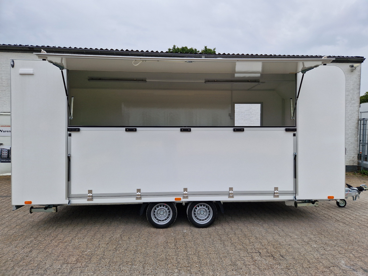 Event Trailer Koffer TWSP M 550T.01 550x220x217cm Seitenklappe Treppe Tür 230VLicht IL 100kmH 2700kg - مقطورة بيع ( الأغذية): صورة 3 Event Trailer Koffer TWSP M 550T.01 550x220x217cm Seitenklappe Treppe Tür 230VLicht IL 100kmH 2700kg - مقطورة بيع ( الأغذية): صورة 3