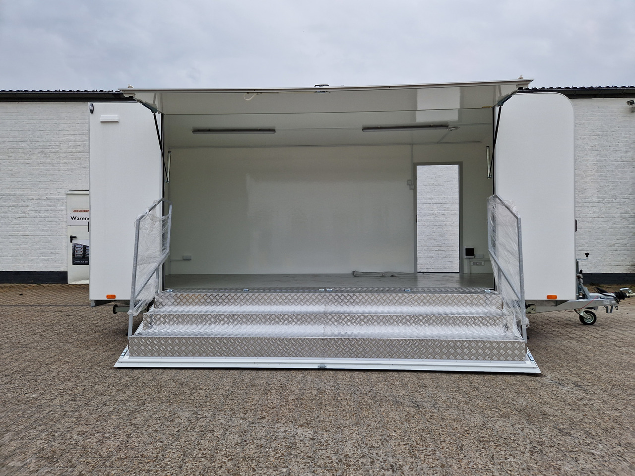 Event Trailer Koffer TWSP M 550T.01 550x220x217cm Seitenklappe Treppe Tür 230VLicht IL 100kmH 2700kg - مقطورة بيع ( الأغذية): صورة 2 Event Trailer Koffer TWSP M 550T.01 550x220x217cm Seitenklappe Treppe Tür 230VLicht IL 100kmH 2700kg - مقطورة بيع ( الأغذية): صورة 2