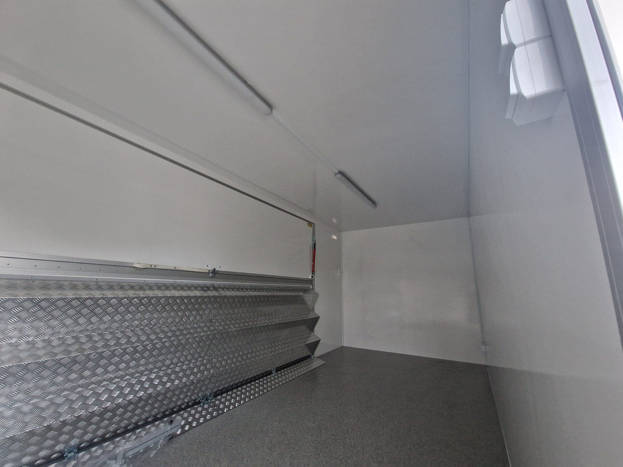 Event Trailer Koffer TWSP M 600T.01 600x220x217cm Seitenklappe Treppe Tür 230V Licht IL 2700kg 100 - مقطورة بيع ( الأغذية): صورة 4 Event Trailer Koffer TWSP M 600T.01 600x220x217cm Seitenklappe Treppe Tür 230V Licht IL 2700kg 100 - مقطورة بيع ( الأغذية): صورة 4