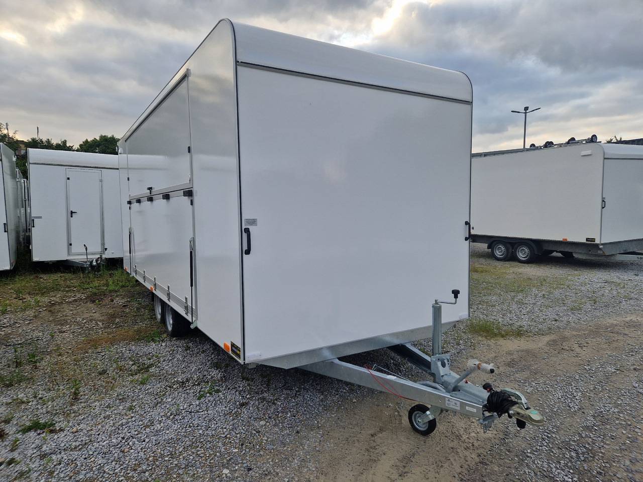 Event Trailer Koffer TWSP M 600T.01 600x220x217cm Seitenklappe Treppe Tür 230V Licht IL 2700kg 100 - مقطورة بيع ( الأغذية): صورة 5 Event Trailer Koffer TWSP M 600T.01 600x220x217cm Seitenklappe Treppe Tür 230V Licht IL 2700kg 100 - مقطورة بيع ( الأغذية): صورة 5