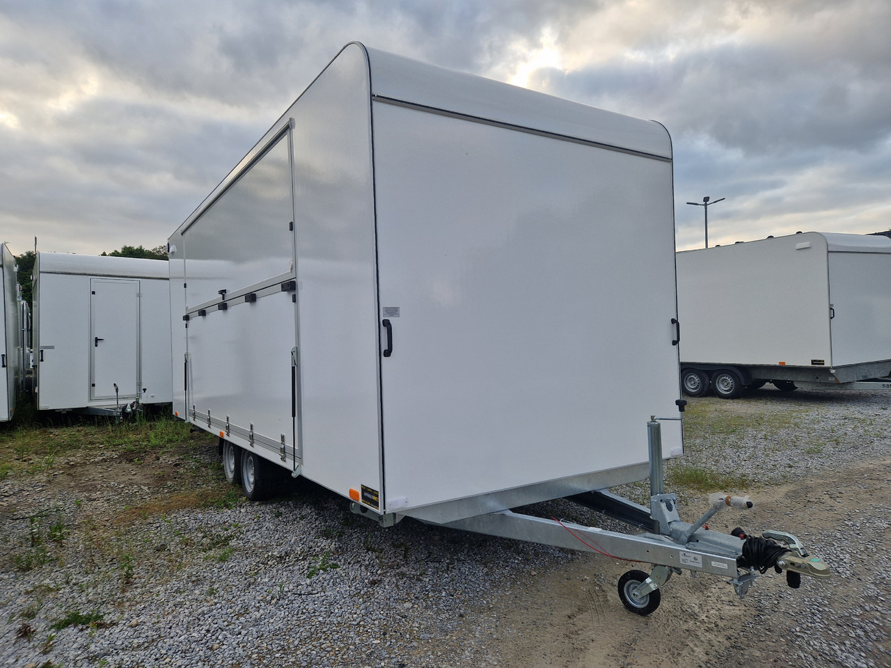 Event Trailer Koffer TWSP M 600T.01 600x220x217cm Seitenklappe Treppe Tür 230V Licht IL 2700kg 100 - مقطورة بيع ( الأغذية): صورة 1 Event Trailer Koffer TWSP M 600T.01 600x220x217cm Seitenklappe Treppe Tür 230V Licht IL 2700kg 100 - مقطورة بيع ( الأغذية): صورة 1