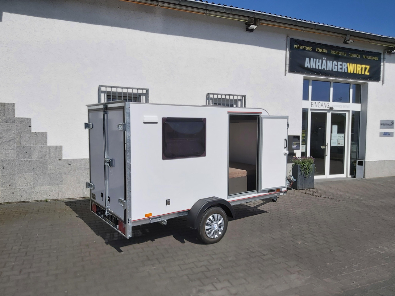 Kargo Camp TFS S Midi 320x150x150cm aero LUX Bett Fenster Seitentür Dachluke Strom 750kg Bremse 2024 - كرفان سحب: صورة 3 Kargo Camp TFS S Midi 320x150x150cm aero LUX Bett Fenster Seitentür Dachluke Strom 750kg Bremse 2024 - كرفان سحب: صورة 3