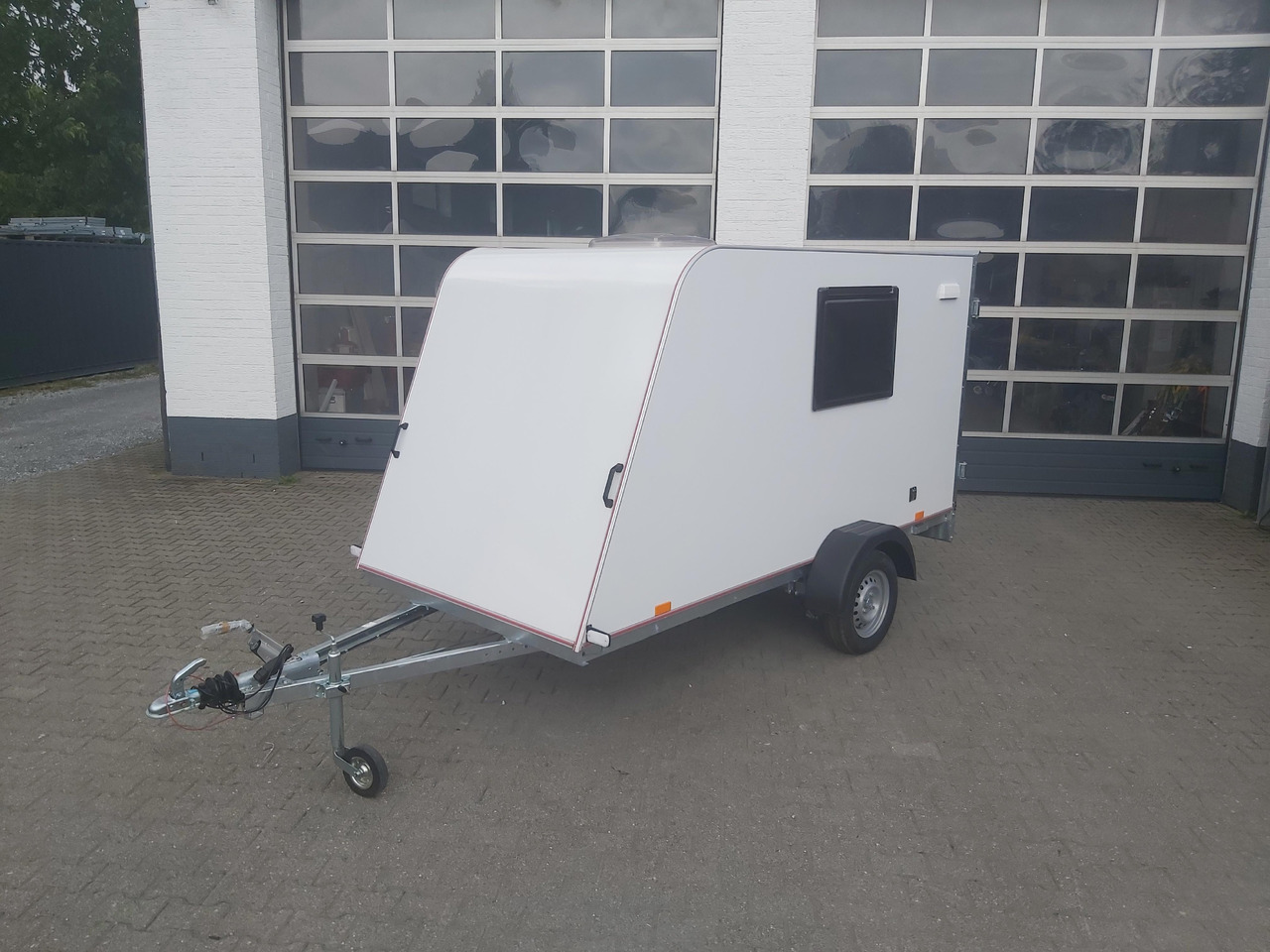 Kargo Camp TFS S Midi 320x150x150cm aero Seitentür Fenster Strom 230V (S) 750kg gebremst Modell 22 - كرفان سحب: صورة 5 Kargo Camp TFS S Midi 320x150x150cm aero Seitentür Fenster Strom 230V (S) 750kg gebremst Modell 22 - كرفان سحب: صورة 5