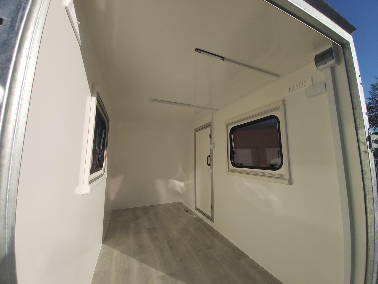 كرفان سحب Kargo Camp TFS S Midi+ 320x150x180cm aero Seitentür Rampe Fenster+ 230V 12V 750kg Bremse 100km/H: صورة 10 كرفان سحب Kargo Camp TFS S Midi+ 320x150x180cm aero Seitentür Rampe Fenster+ 230V 12V 750kg Bremse 100km/H: صورة 10