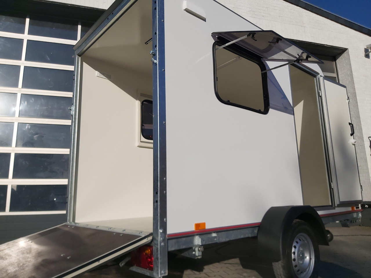 Kargo Camp TFS S Midi+ 320x150x180cm aero Seitentür Rampe Fenster+ 230V 12V 750kg Bremse 100km/H - كرفان سحب: صورة 5 Kargo Camp TFS S Midi+ 320x150x180cm aero Seitentür Rampe Fenster+ 230V 12V 750kg Bremse 100km/H - كرفان سحب: صورة 5