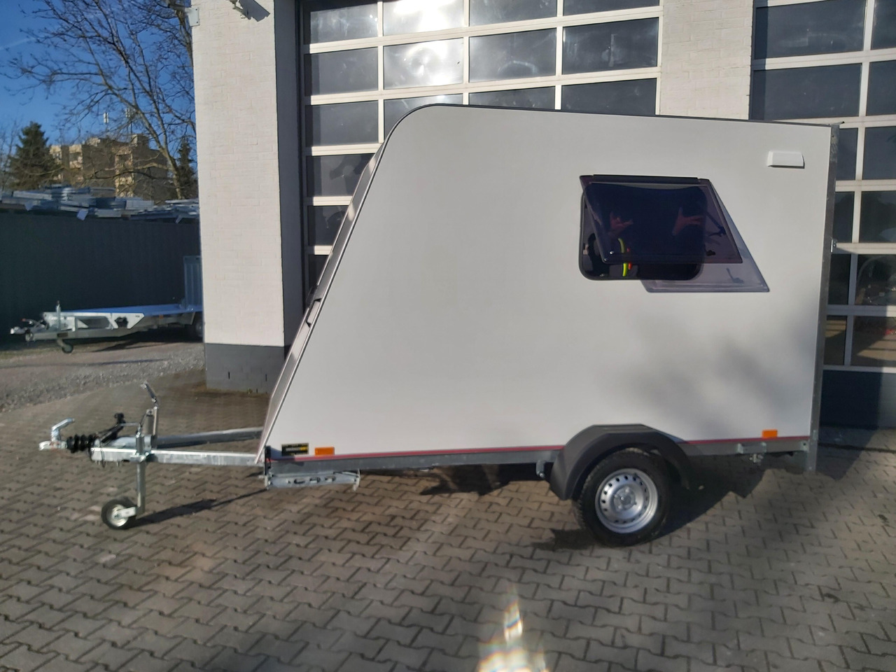 Kargo Camp TFS S Midi+ 320x150x180cm aero Seitentür Rampe Fenster+ 230V 12V 750kg Bremse 100km/H - كرفان سحب: صورة 3 Kargo Camp TFS S Midi+ 320x150x180cm aero Seitentür Rampe Fenster+ 230V 12V 750kg Bremse 100km/H - كرفان سحب: صورة 3