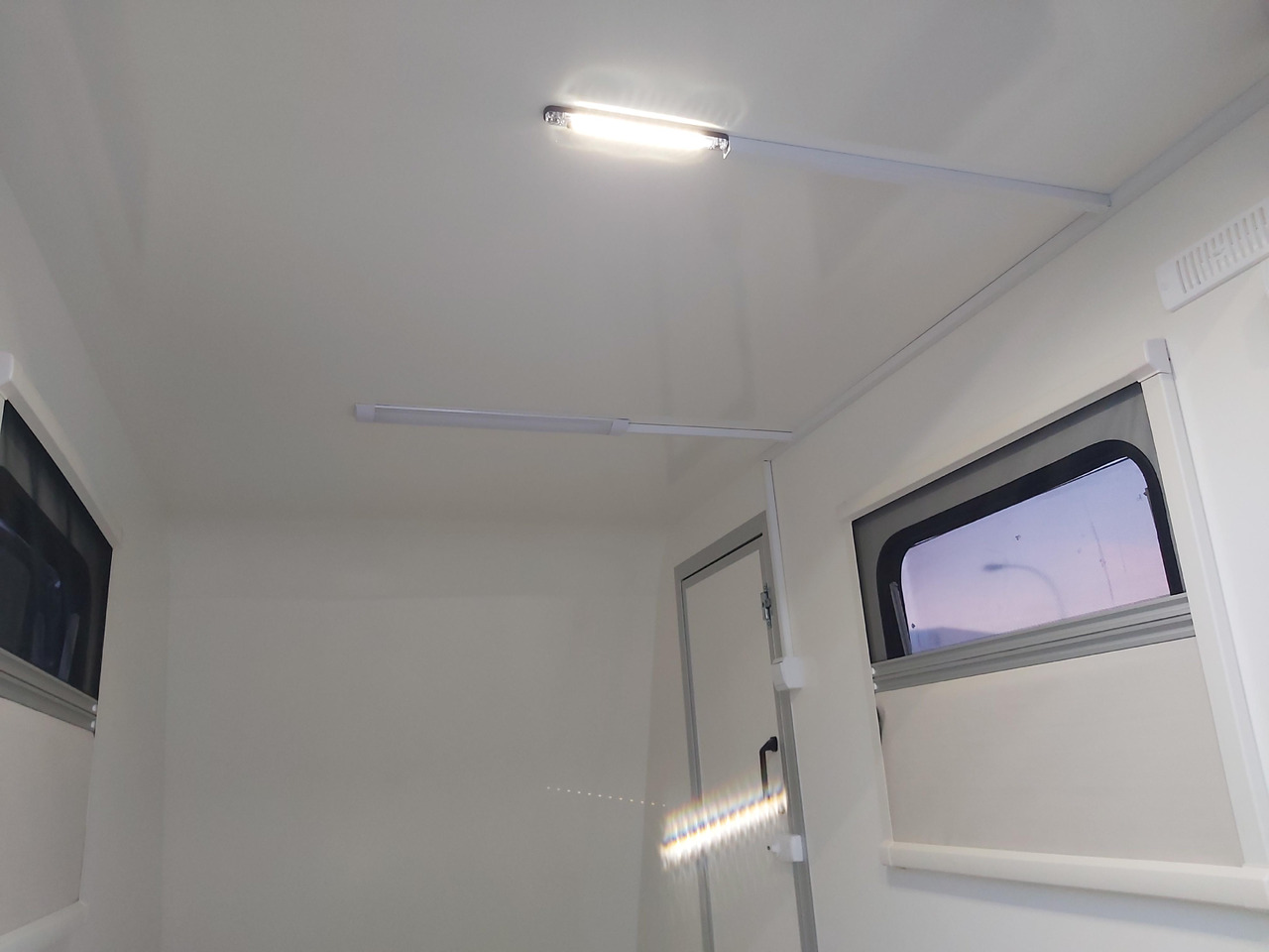 كرفان سحب Kargo Camp TFS S Midi+ 320x150x180cm aero Seitentür Rampe Fenster+ 230V 12V 750kg Bremse 100km/H: صورة 11 كرفان سحب Kargo Camp TFS S Midi+ 320x150x180cm aero Seitentür Rampe Fenster+ 230V 12V 750kg Bremse 100km/H: صورة 11