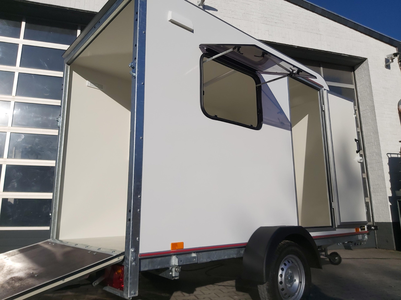 كرفان سحب Kargo Camp TFS S Midi+ 320x150x180cm aero Seitentür Rampe Fenster+ 230V 12V 750kg Bremse 100km/H: صورة 14 كرفان سحب Kargo Camp TFS S Midi+ 320x150x180cm aero Seitentür Rampe Fenster+ 230V 12V 750kg Bremse 100km/H: صورة 14