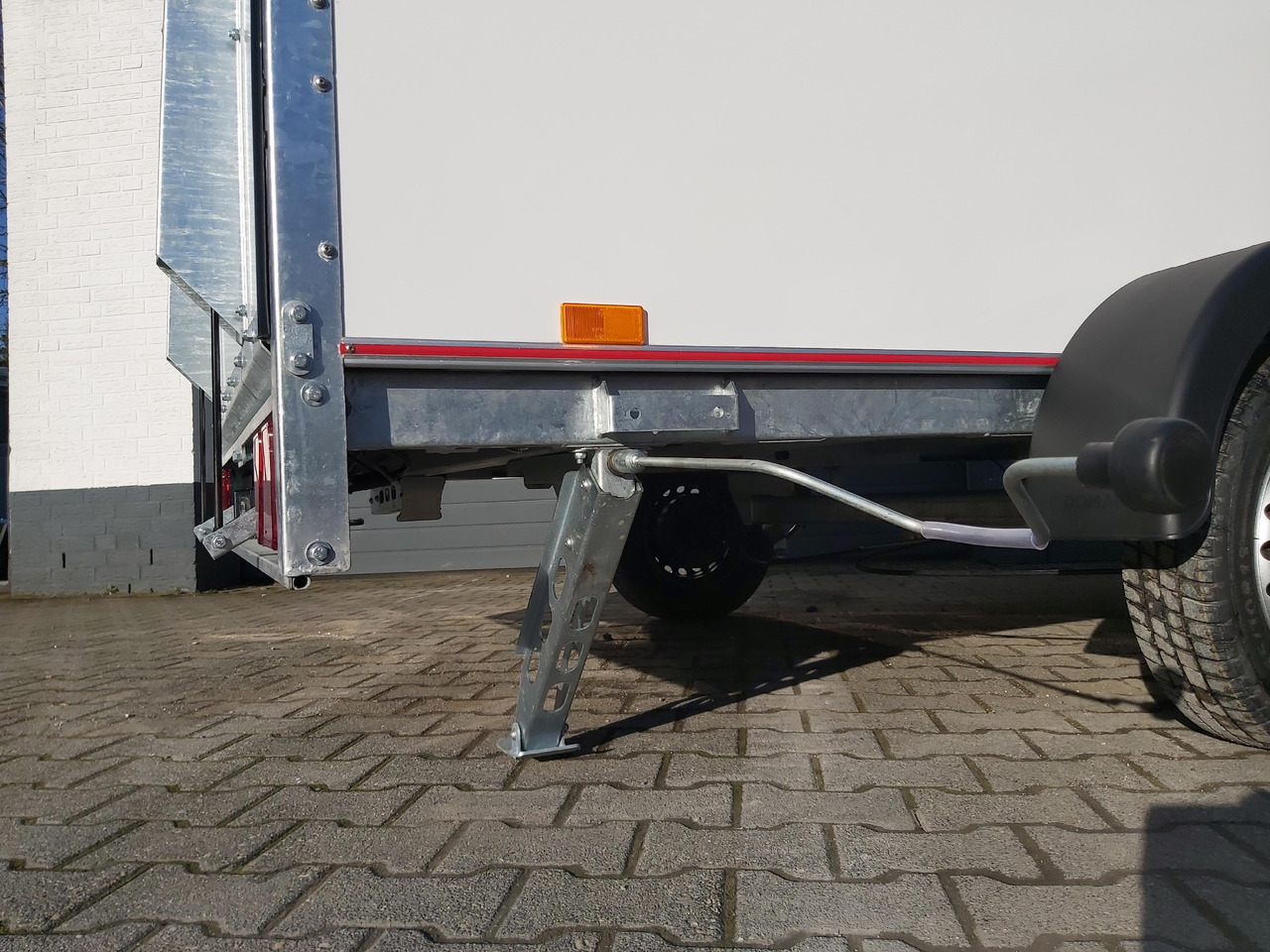 كرفان سحب Kargo Camp TFS S Midi+ 320x150x180cm aero Seitentür Rampe Fenster+ 230V 12V 750kg Bremse 100km/H: صورة 9 كرفان سحب Kargo Camp TFS S Midi+ 320x150x180cm aero Seitentür Rampe Fenster+ 230V 12V 750kg Bremse 100km/H: صورة 9