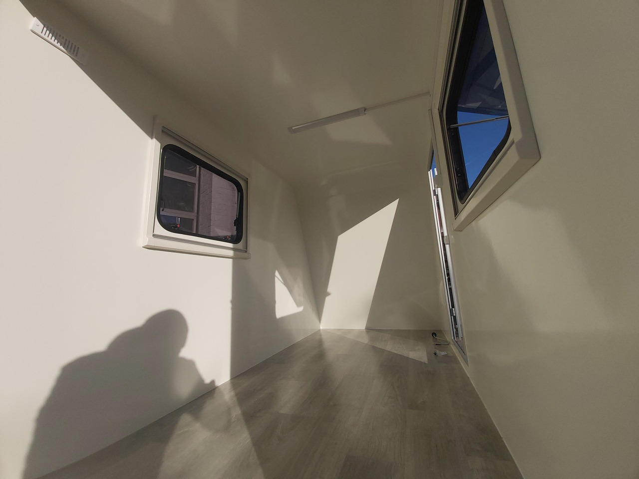 كرفان سحب Kargo Camp TFS S Midi+ 320x150x180cm aero Seitentür Rampe Fenster+ 230V 12V 750kg Bremse 100km/H: صورة 8 كرفان سحب Kargo Camp TFS S Midi+ 320x150x180cm aero Seitentür Rampe Fenster+ 230V 12V 750kg Bremse 100km/H: صورة 8