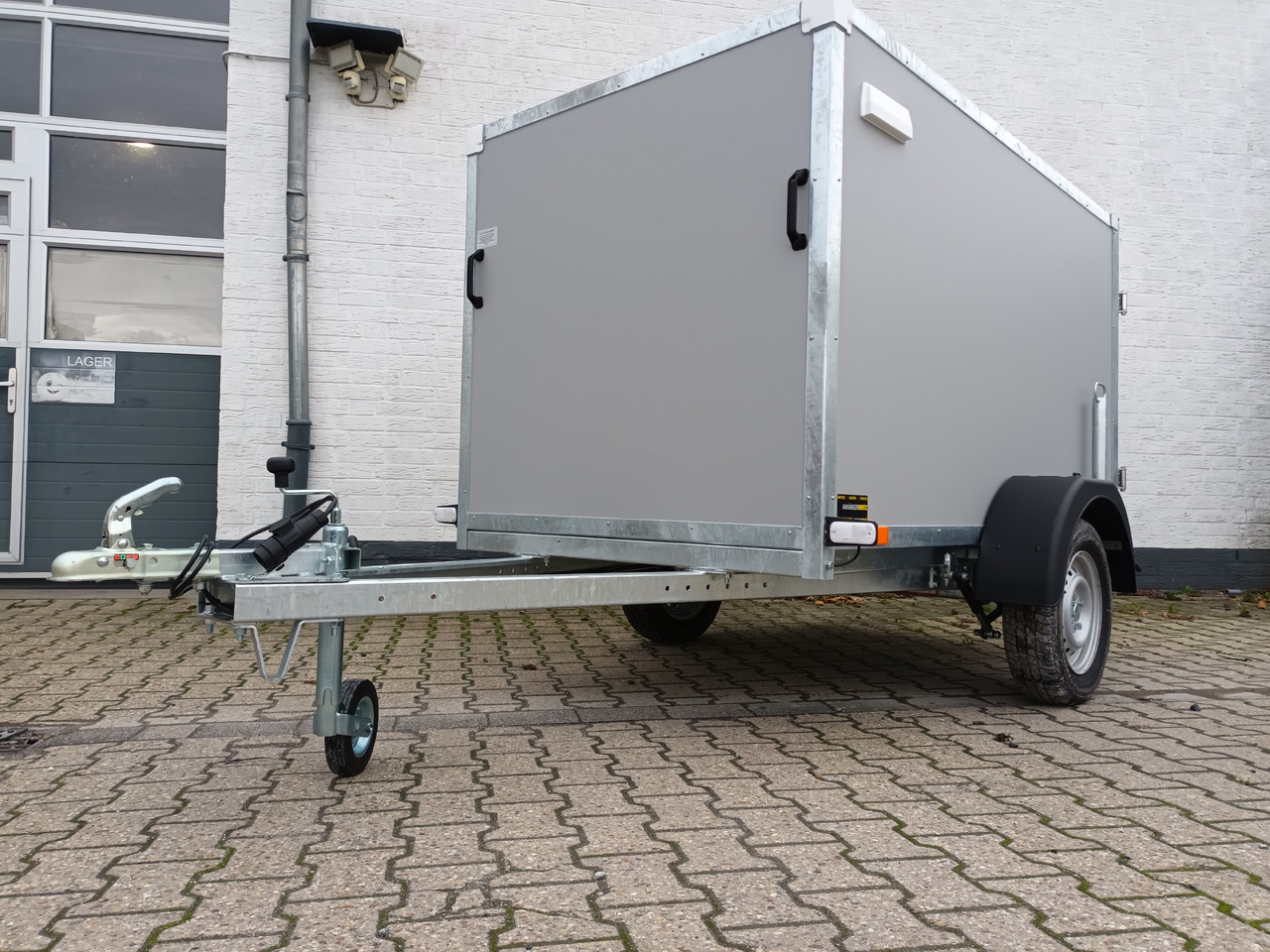 Kargo TFDG 210.00 210x125x120cm Plywood grau Hecktüren Zurrsystem 750kg 100kmH - مقطورة صندوق مغلق: صورة 3 Kargo TFDG 210.00 210x125x120cm Plywood grau Hecktüren Zurrsystem 750kg 100kmH - مقطورة صندوق مغلق: صورة 3