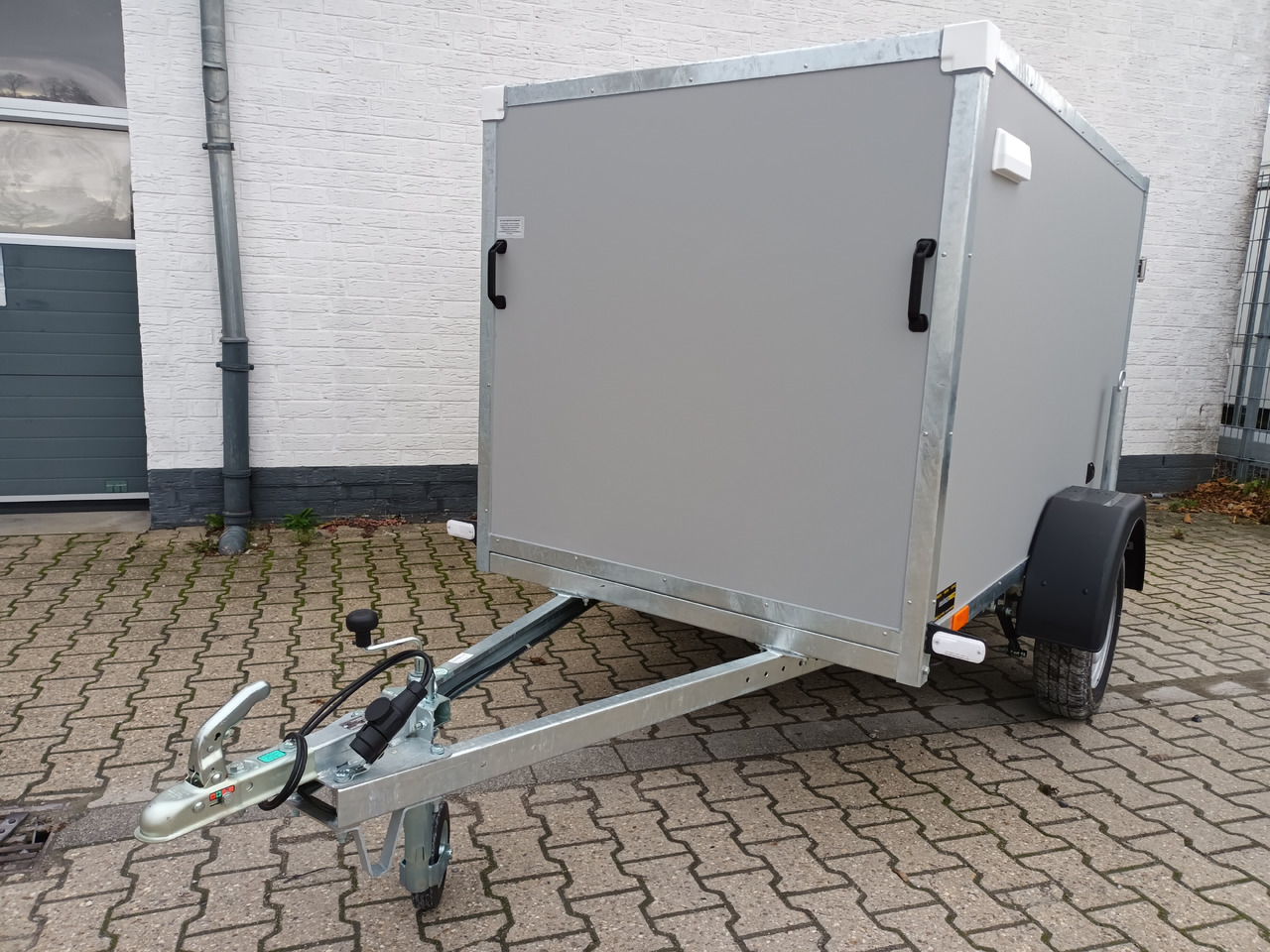 Kargo TFDG 210.00 210x125x120cm Plywood grau Hecktüren Zurrsystem 750kg 100kmH - مقطورة صندوق مغلق: صورة 1 Kargo TFDG 210.00 210x125x120cm Plywood grau Hecktüren Zurrsystem 750kg 100kmH - مقطورة صندوق مغلق: صورة 1