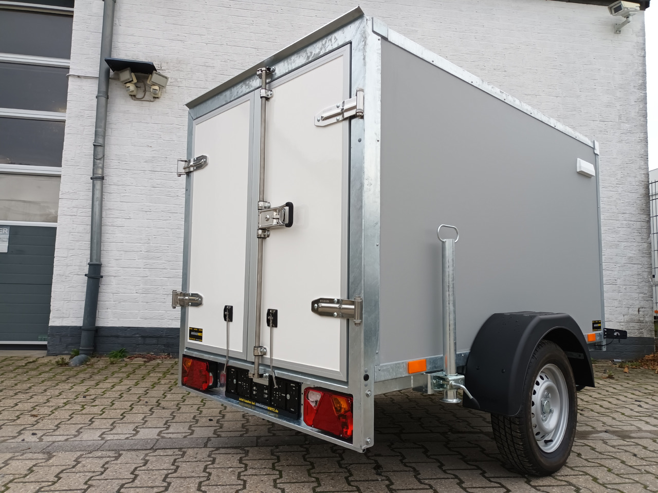 Kargo TFDG 210.00 210x125x120cm Plywood grau Hecktüren Zurrsystem 750kg 100kmH - مقطورة صندوق مغلق: صورة 4 Kargo TFDG 210.00 210x125x120cm Plywood grau Hecktüren Zurrsystem 750kg 100kmH - مقطورة صندوق مغلق: صورة 4