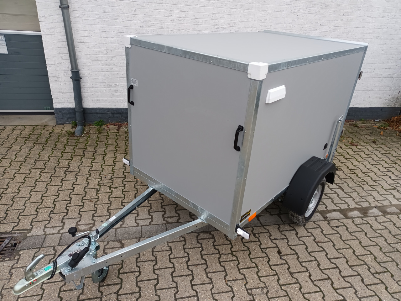 Kargo TFDG 210.00 210x125x120cm Plywood grau Hecktüren Zurrsystem 750kg 100kmH - مقطورة صندوق مغلق: صورة 2 Kargo TFDG 210.00 210x125x120cm Plywood grau Hecktüren Zurrsystem 750kg 100kmH - مقطورة صندوق مغلق: صورة 2