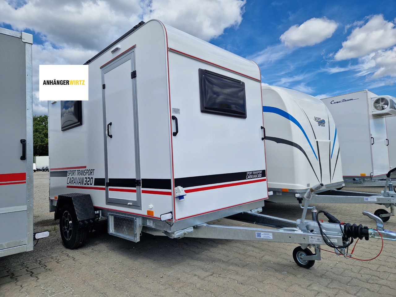 Koffer Camp TFS ST 320.01 320x150x180cm Premium Rampe Seitentür Fenster Bett 1300kg 100km/H - كرفان سحب: صورة 1 Koffer Camp TFS ST 320.01 320x150x180cm Premium Rampe Seitentür Fenster Bett 1300kg 100km/H - كرفان سحب: صورة 1