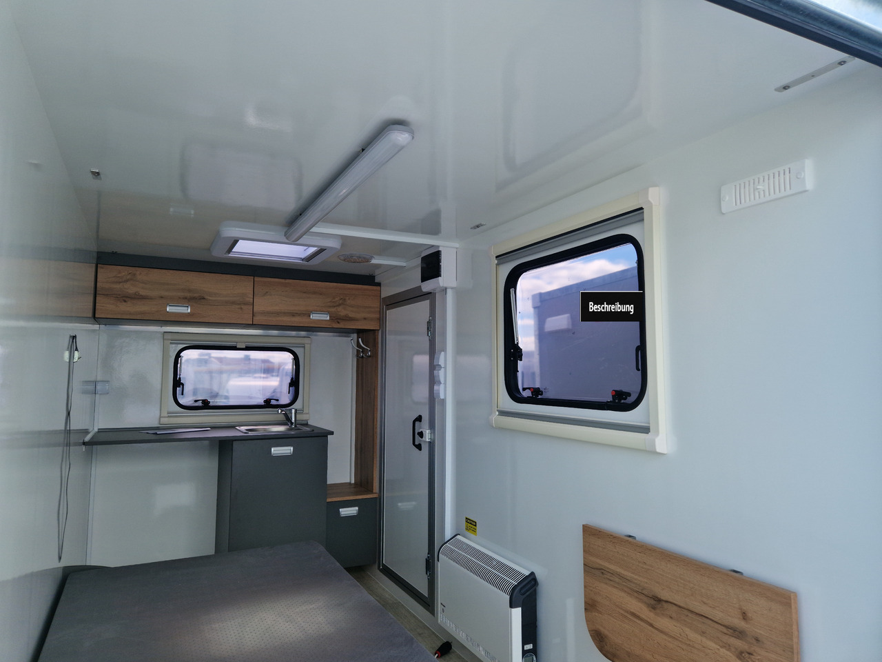 Koffer Camp TFS ST 320.01 320x150x180cm Premium Rampe Seitentür Fenster Bett 1300kg 100km/H - كرفان سحب: صورة 5 Koffer Camp TFS ST 320.01 320x150x180cm Premium Rampe Seitentür Fenster Bett 1300kg 100km/H - كرفان سحب: صورة 5