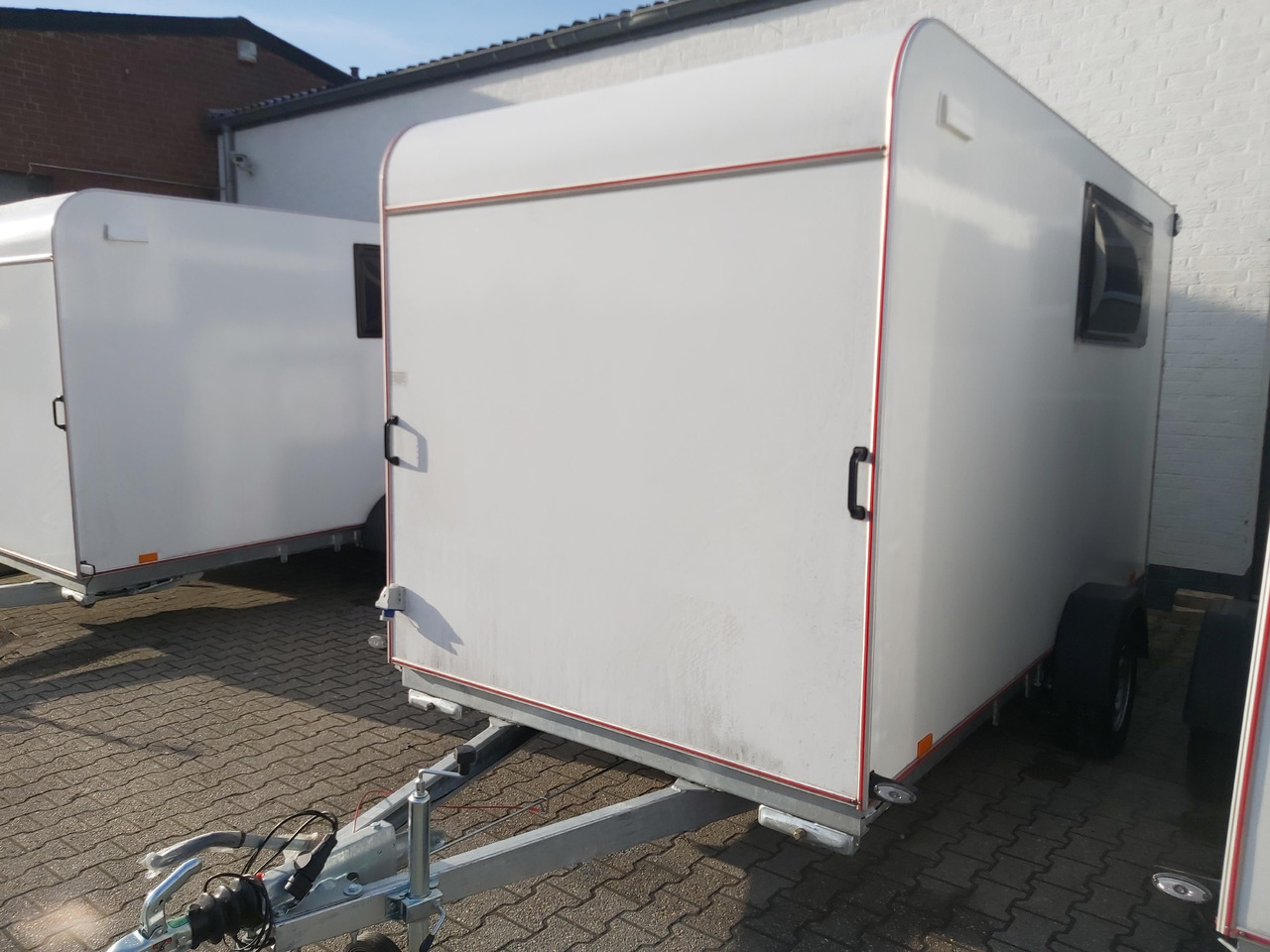Koffer Sport Camp TFS 360.00 360x180x190cm aero Seitentür 2 Fenster+ DL IL 230V 1300kg 100km/H - كرفان سحب: صورة 1 Koffer Sport Camp TFS 360.00 360x180x190cm aero Seitentür 2 Fenster+ DL IL 230V 1300kg 100km/H - كرفان سحب: صورة 1