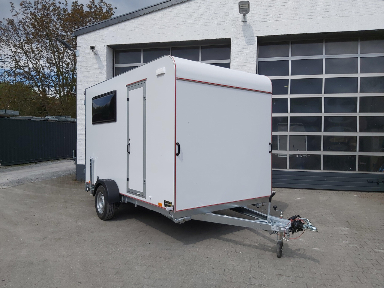 Koffer Sport Camp TFS 360.00 360x200x210cm aero Seitentür Fenster Bett (L) 1300kg 100km/H - كرفان سحب: صورة 3 Koffer Sport Camp TFS 360.00 360x200x210cm aero Seitentür Fenster Bett (L) 1300kg 100km/H - كرفان سحب: صورة 3