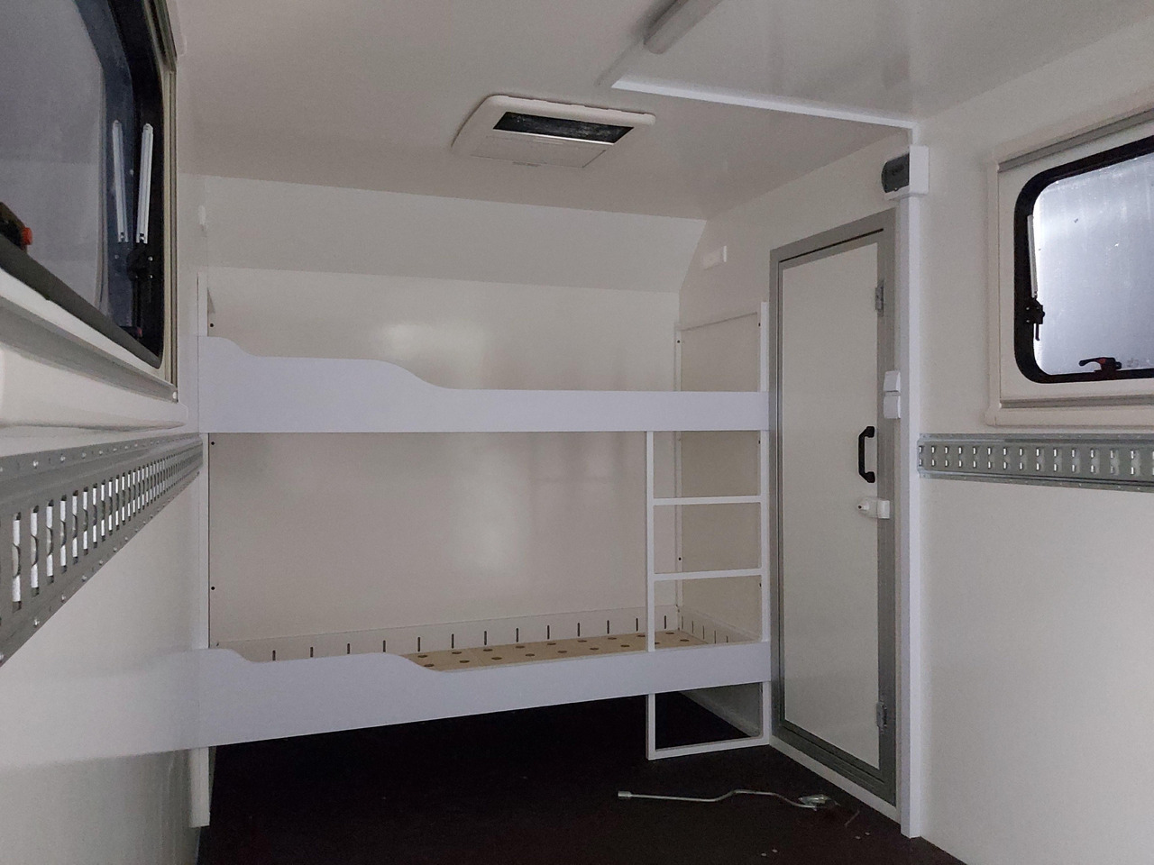 Koffer Sport Camp TFS 360.01 360x200x210cm aero Seitentür Heckrampe Fenster Bett (L) 100kmH 1300kg - كرفان سحب: صورة 5 Koffer Sport Camp TFS 360.01 360x200x210cm aero Seitentür Heckrampe Fenster Bett (L) 100kmH 1300kg - كرفان سحب: صورة 5