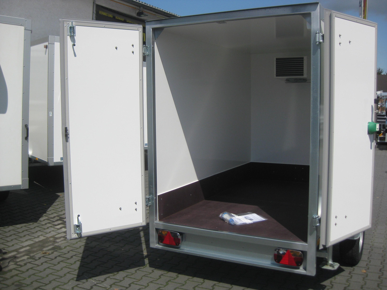 Kühlanhänger AZKF 1325/145 243x144x180cm GOVI 230 Volt Kühlaggregat 60 Frioliner Winter order 2025 - مقطورة فريزر: صورة 4 Kühlanhänger AZKF 1325/145 243x144x180cm GOVI 230 Volt Kühlaggregat 60 Frioliner Winter order 2025 - مقطورة فريزر: صورة 4