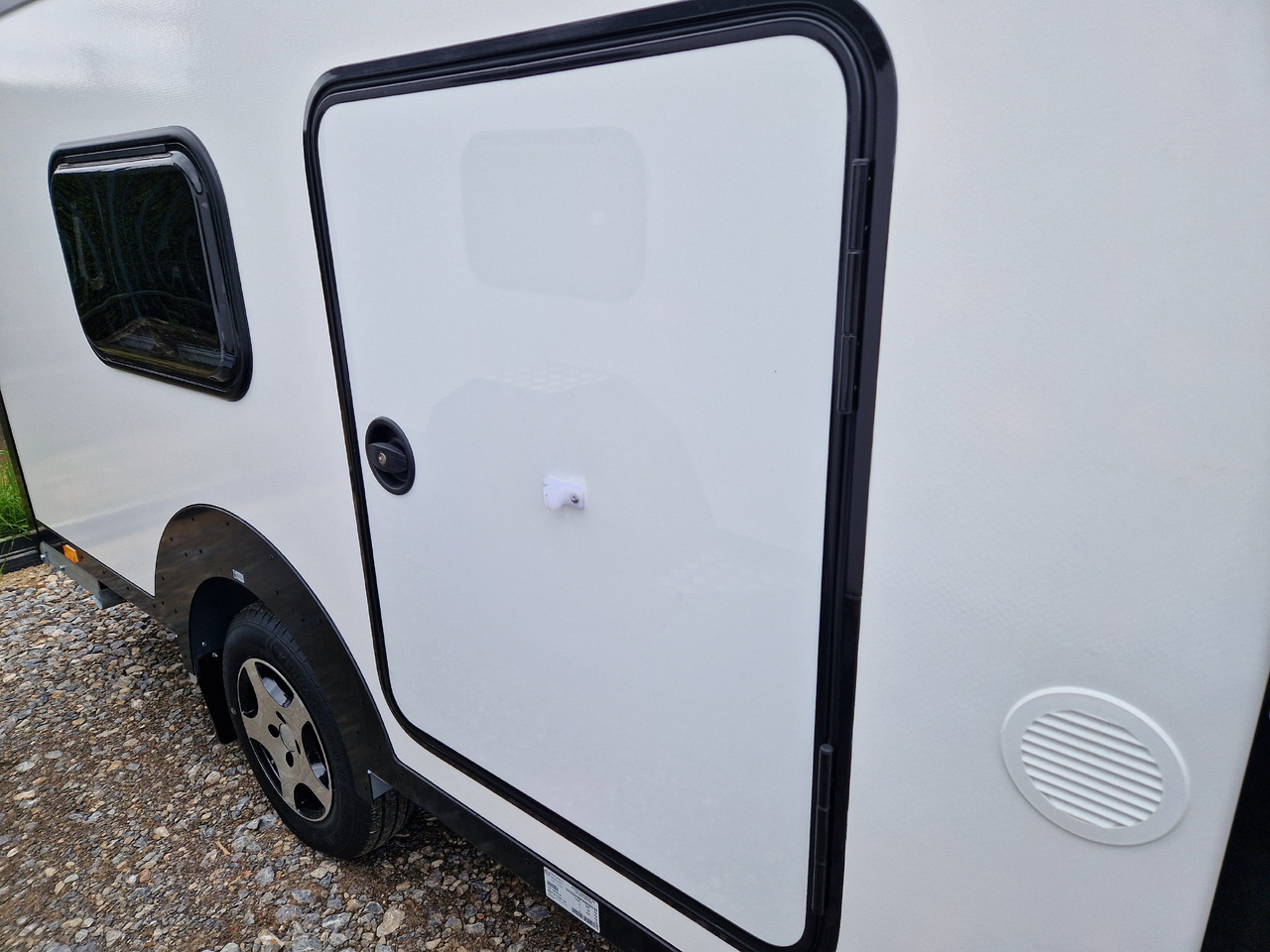 Mini Caravan Cargo Base Camp M+ wild 290cm Alufelgen 2 Fenster 100km/H 800kg - كرفان سحب: صورة 2 Mini Caravan Cargo Base Camp M+ wild 290cm Alufelgen 2 Fenster 100km/H 800kg - كرفان سحب: صورة 2