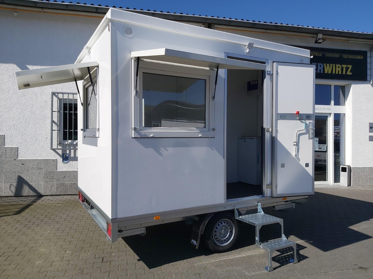 Mobiles Büro 310x220x220cm Tür + 3 Fenster + WC Raum (M) 1200kg - مقطورة بيع ( الأغذية): صورة 5 Mobiles Büro 310x220x220cm Tür + 3 Fenster + WC Raum (M) 1200kg - مقطورة بيع ( الأغذية): صورة 5