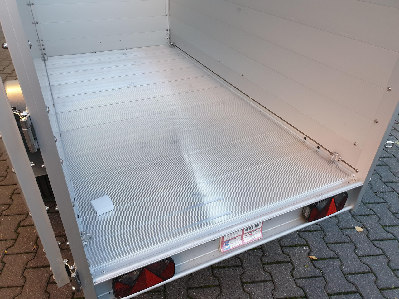 PKW Anhänger Koch Aluline 4.13 Deckel Hecktür Aluboden DV 250x125x125cm 1300kg 100 km/H Modell 23 - مقطورة صندوق مغلق: صورة 4 PKW Anhänger Koch Aluline 4.13 Deckel Hecktür Aluboden DV 250x125x125cm 1300kg 100 km/H Modell 23 - مقطورة صندوق مغلق: صورة 4