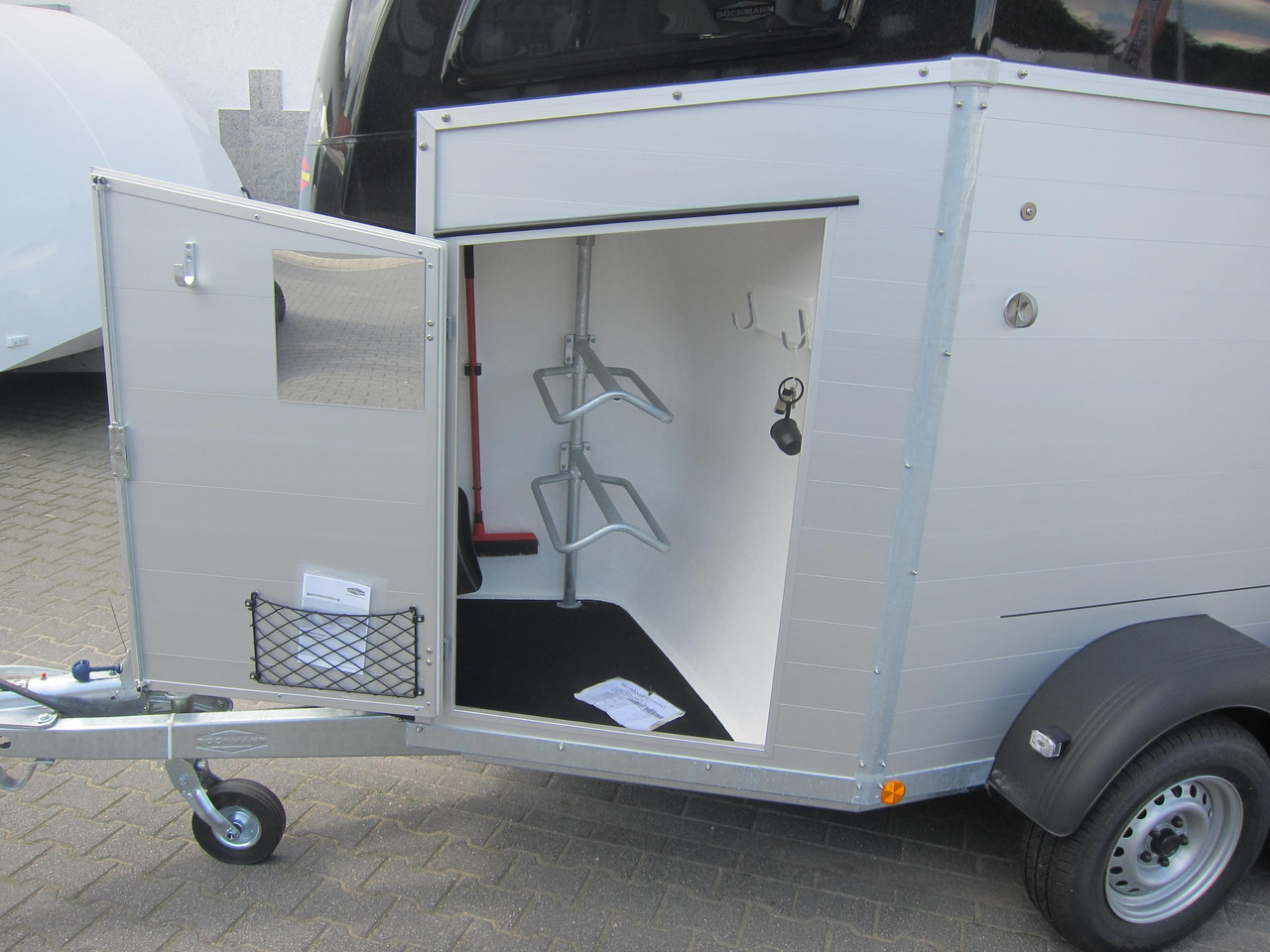 Pferdeanhänger Böckmann Champion R 165 Western Sattelkammer blackline 2400kg CFF 100 km/H Modell 22 - عربة نقل خيل: صورة 4 Pferdeanhänger Böckmann Champion R 165 Western Sattelkammer blackline 2400kg CFF 100 km/H Modell 22 - عربة نقل خيل: صورة 4