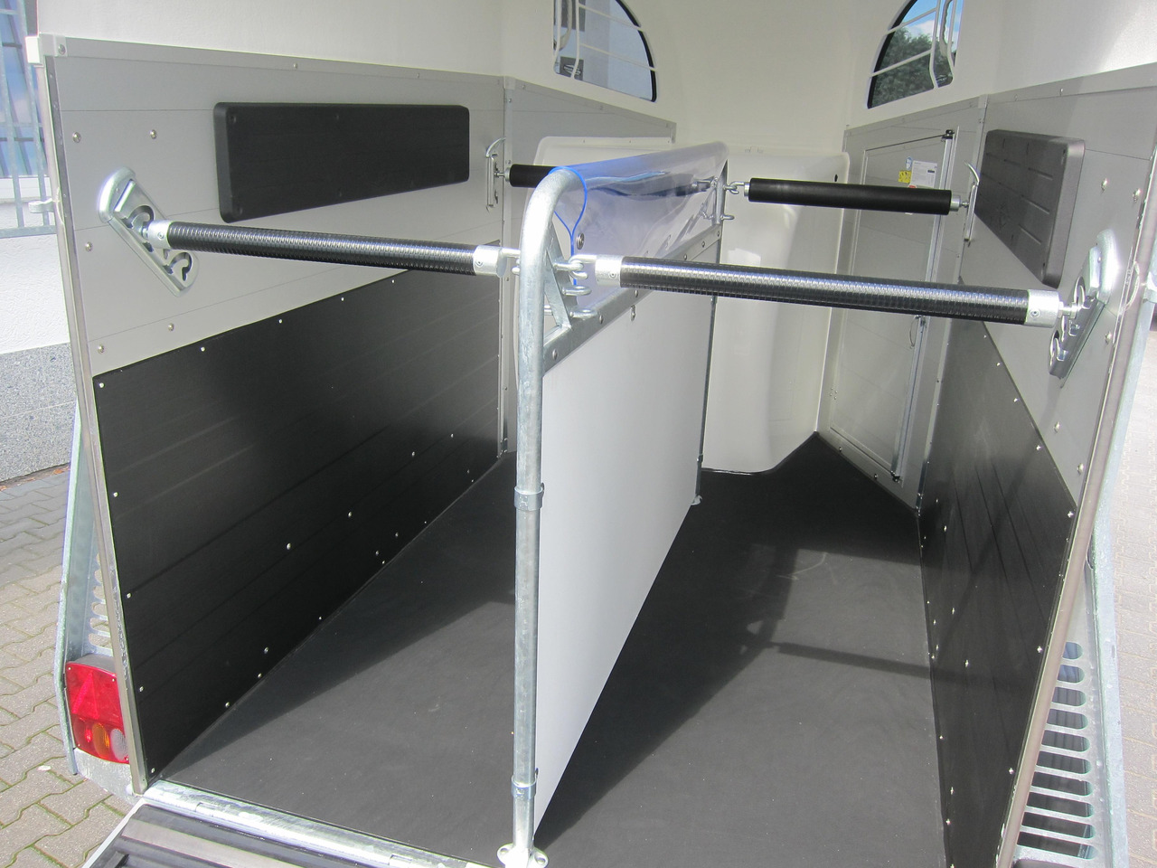 Pferdeanhänger Böckmann Champion R 165 Western Sattelkammer blackline 2400kg CFF 100 km/H Modell 22 - عربة نقل خيل: صورة 5 Pferdeanhänger Böckmann Champion R 165 Western Sattelkammer blackline 2400kg CFF 100 km/H Modell 22 - عربة نقل خيل: صورة 5