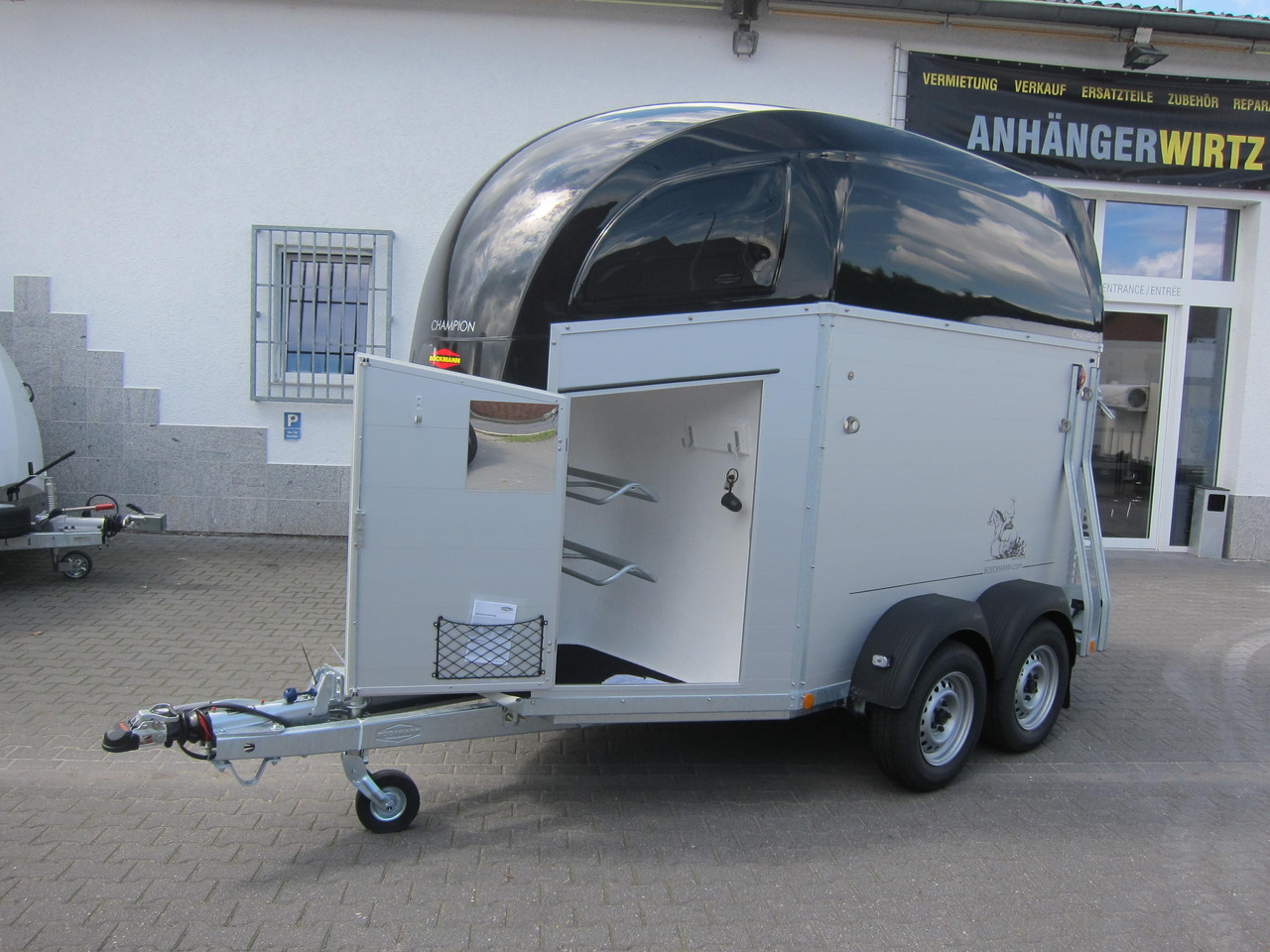 Pferdeanhänger Böckmann Champion R 165 Western Sattelkammer blackline 2400kg CFF 100 km/H Modell 22 - عربة نقل خيل: صورة 2 Pferdeanhänger Böckmann Champion R 165 Western Sattelkammer blackline 2400kg CFF 100 km/H Modell 22 - عربة نقل خيل: صورة 2