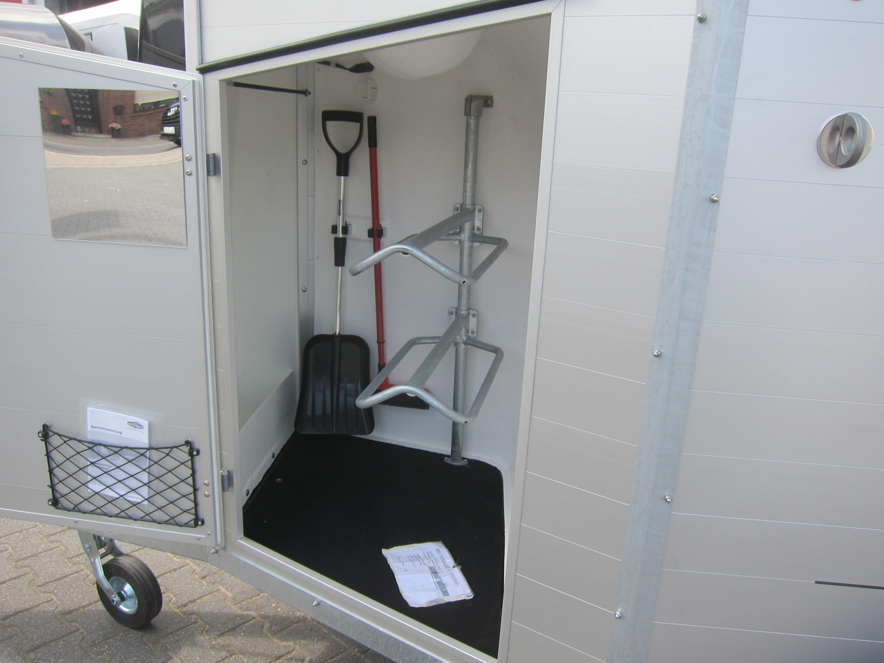 Pferdeanhänger Böckmann Champion R 165 Western Sattelkammer blackline 2400kg CFF 100 km/H Modell 22 - عربة نقل خيل: صورة 3 Pferdeanhänger Böckmann Champion R 165 Western Sattelkammer blackline 2400kg CFF 100 km/H Modell 22 - عربة نقل خيل: صورة 3