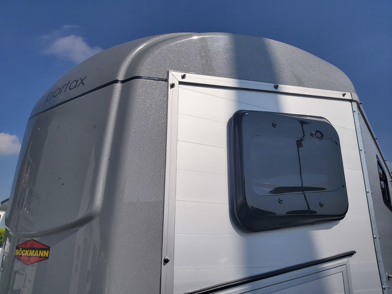 Pferdeanhänger Böckmann Portax Esprit silver&black silver SKASattelkammer Trittschutz 100km/H 2400kg - عربة نقل خيل: صورة 2 Pferdeanhänger Böckmann Portax Esprit silver&black silver SKASattelkammer Trittschutz 100km/H 2400kg - عربة نقل خيل: صورة 2
