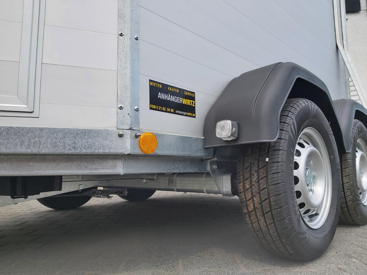 Pferdeanhänger Böckmann Portax Esprit silver&black silver SKASattelkammer Trittschutz 100km/H 2400kg - عربة نقل خيل: صورة 5 Pferdeanhänger Böckmann Portax Esprit silver&black silver SKASattelkammer Trittschutz 100km/H 2400kg - عربة نقل خيل: صورة 5