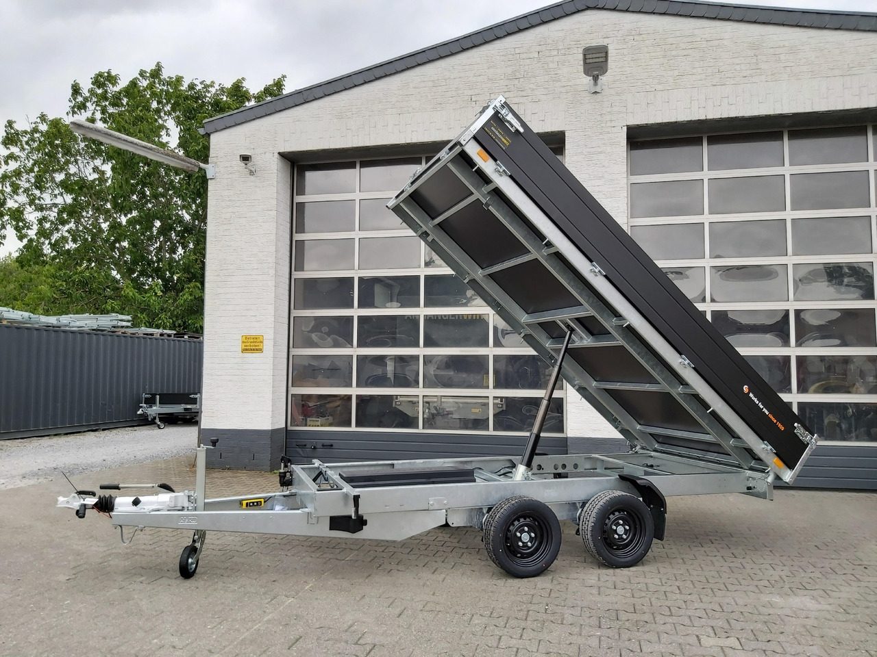 Saris Kipper K1 356 184 3500 2 E 356x184x35cm black Elektro&Not 13" (L) 3500kg preorder 2024 - مقطورة قلاب: صورة 1 Saris Kipper K1 356 184 3500 2 E 356x184x35cm black Elektro&Not 13" (L) 3500kg preorder 2024 - مقطورة قلاب: صورة 1