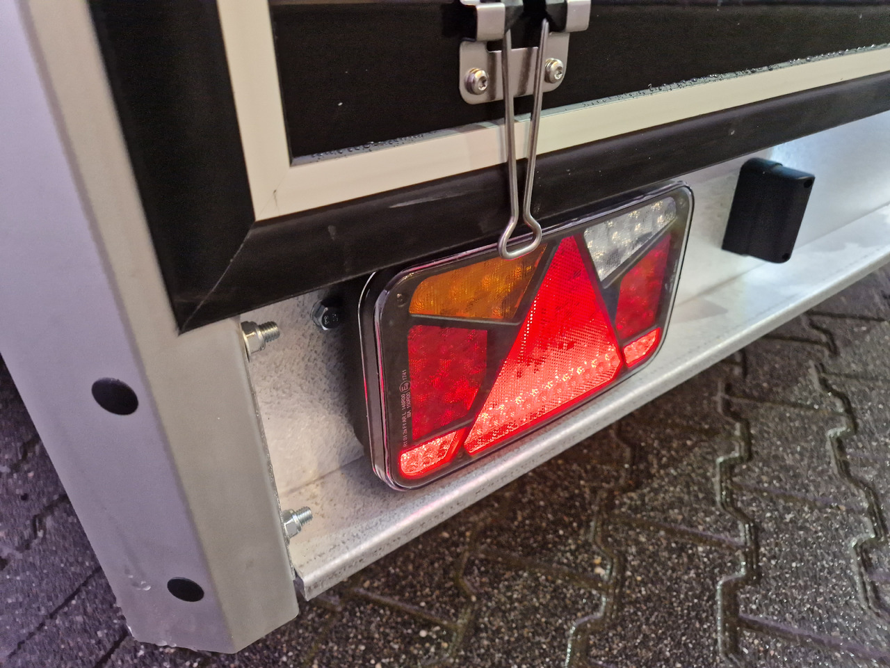 مقطورة صندوق مغلق Variant 2517 C4 Edition black 346x168x188cm Alufelgen 2500kg 100 km/H: صورة 8 مقطورة صندوق مغلق Variant 2517 C4 Edition black 346x168x188cm Alufelgen 2500kg 100 km/H: صورة 8