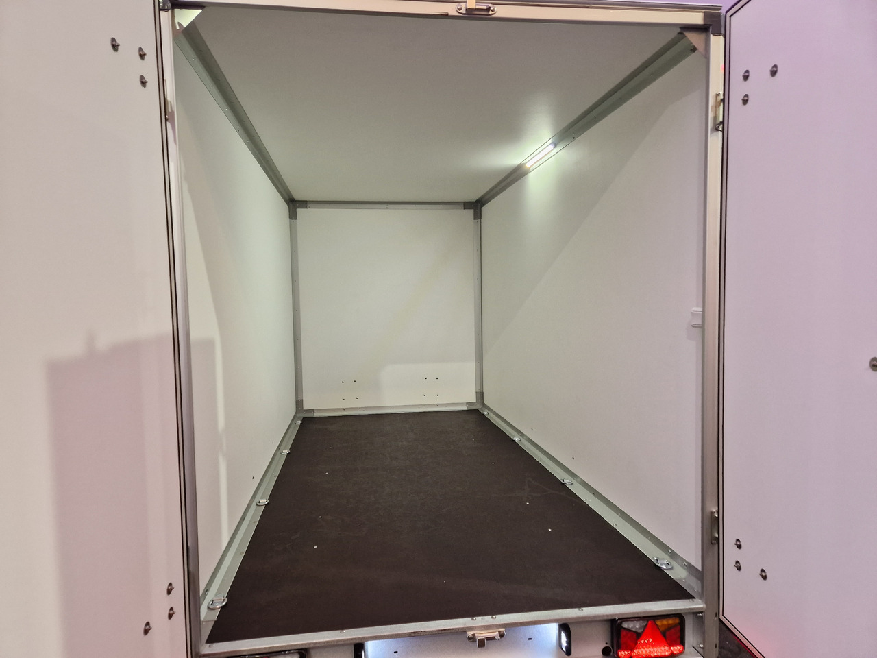 مقطورة صندوق مغلق Variant 2517 C4 Edition black 346x168x188cm Alufelgen 2500kg 100 km/H: صورة 6 مقطورة صندوق مغلق Variant 2517 C4 Edition black 346x168x188cm Alufelgen 2500kg 100 km/H: صورة 6