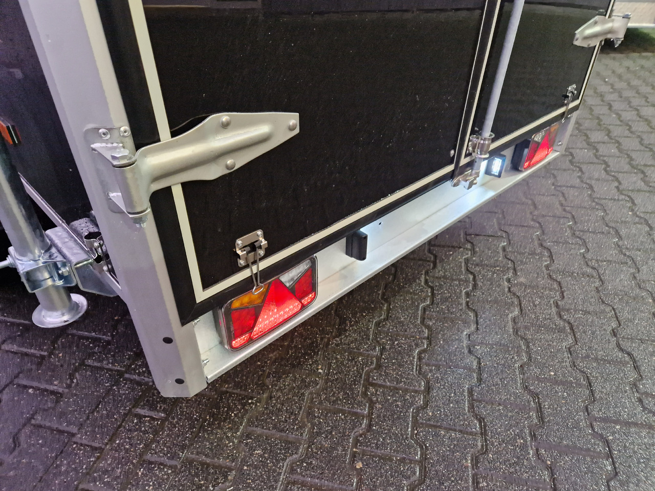 مقطورة صندوق مغلق Variant 2517 C4 Edition black 346x168x188cm Alufelgen 2500kg 100 km/H: صورة 7 مقطورة صندوق مغلق Variant 2517 C4 Edition black 346x168x188cm Alufelgen 2500kg 100 km/H: صورة 7