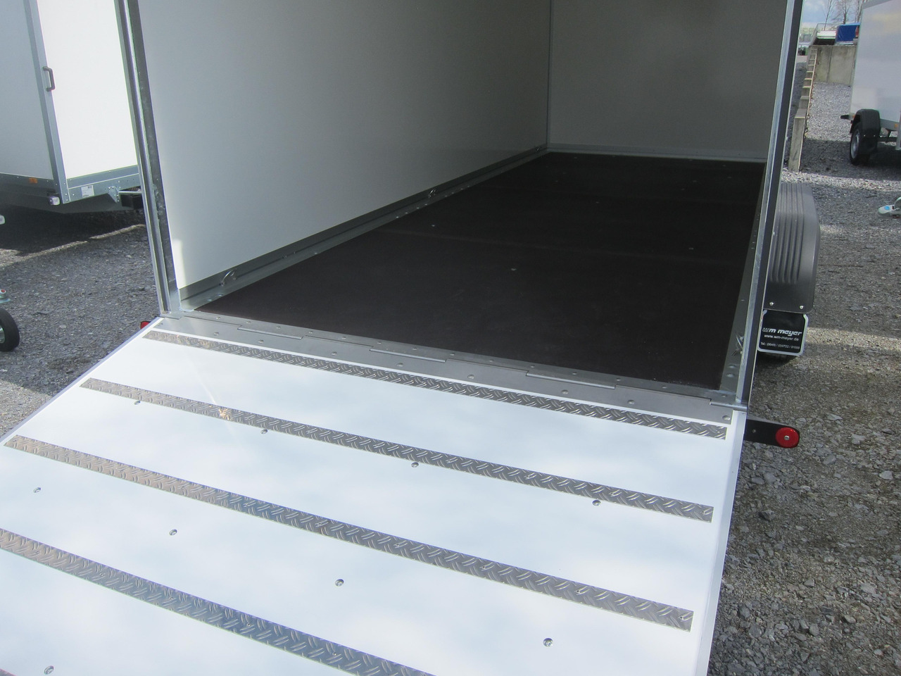 WM Meyer Koffer AZ 3560/200 S40 601x200x225cm extrahoch Heckrampe 3500kg preorder Aktion - مقطورة صندوق مغلق: صورة 2 WM Meyer Koffer AZ 3560/200 S40 601x200x225cm extrahoch Heckrampe 3500kg preorder Aktion - مقطورة صندوق مغلق: صورة 2