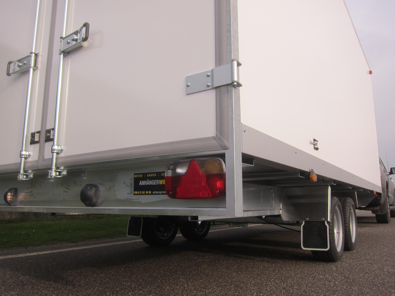 WM Meyer Kofferanhänger AZHLC 2750/210 S40 501x210x205cm niedrig Fahrgestell 13" (XXL) 2700kg - مقطورة صندوق مغلق: صورة 4 WM Meyer Kofferanhänger AZHLC 2750/210 S40 501x210x205cm niedrig Fahrgestell 13" (XXL) 2700kg - مقطورة صندوق مغلق: صورة 4