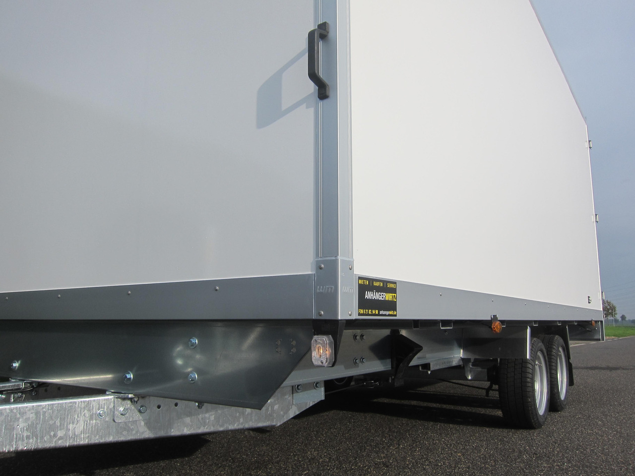 WM Meyer Kofferanhänger AZHLC 2750/210 S40 501x210x205cm niedrig Fahrgestell 13" (XXL) 2700kg - مقطورة صندوق مغلق: صورة 3 WM Meyer Kofferanhänger AZHLC 2750/210 S40 501x210x205cm niedrig Fahrgestell 13" (XXL) 2700kg - مقطورة صندوق مغلق: صورة 3