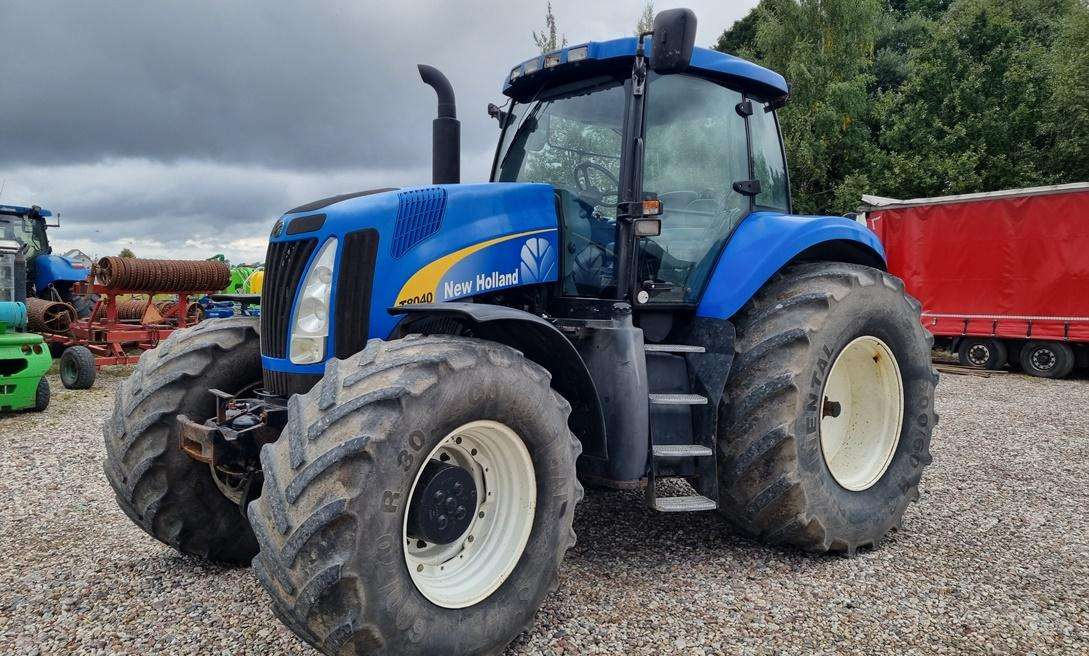 New Holland T8040 - جرار: صورة 1 New Holland T8040 - جرار: صورة 1