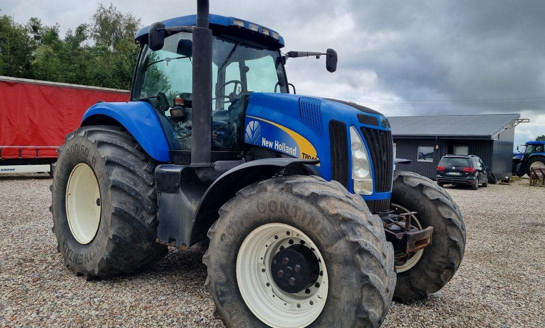 New Holland T8040 - جرار: صورة 2 New Holland T8040 - جرار: صورة 2