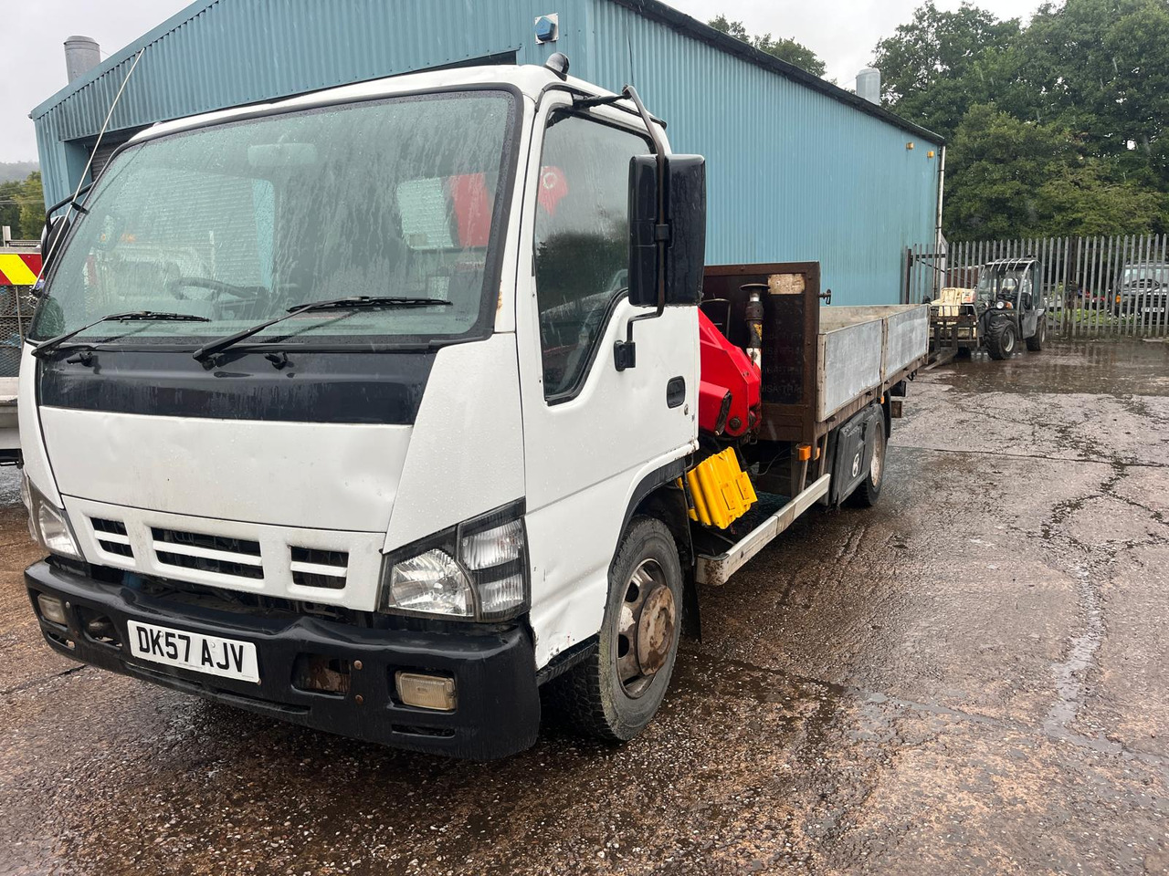 Isuzu NQR 70 - شاحنات مسطحة, شاحنة كرين: صورة 1 Isuzu NQR 70 - شاحنات مسطحة, شاحنة كرين: صورة 1