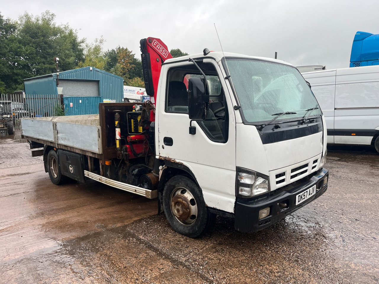 Isuzu NQR 70 - شاحنات مسطحة, شاحنة كرين: صورة 2 Isuzu NQR 70 - شاحنات مسطحة, شاحنة كرين: صورة 2